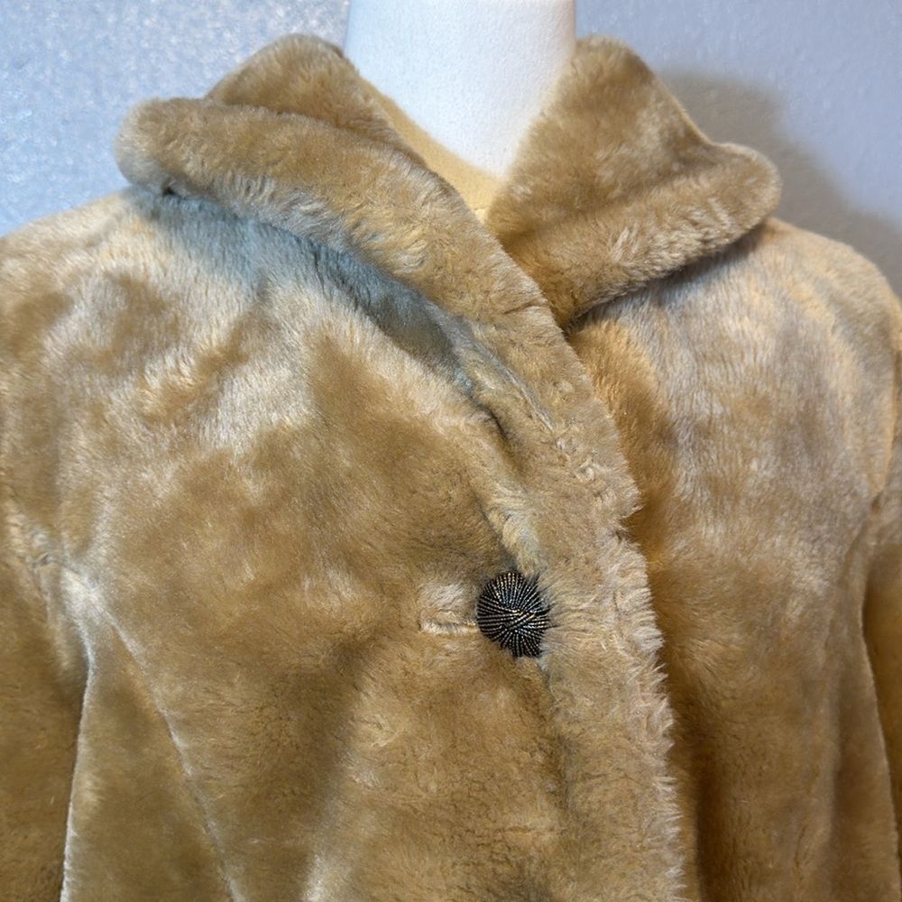 Vintage Cara women’s faux fur coat. No size tag. Please see measurements - Picture 2 of 11